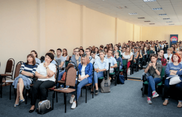 Circa 250 de studenți, informați despre studii și oportunități europene, în Chișinău